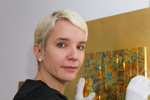 Margret Weirauch poliert Gold an der Fläche